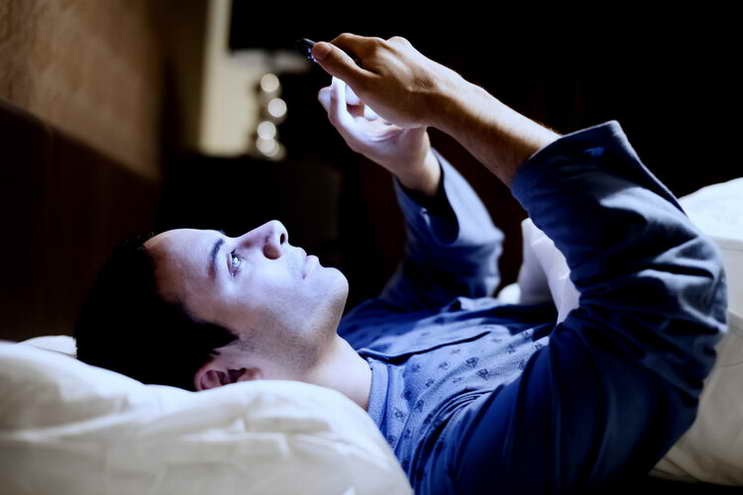 手機輻射致癌？睡覺時，手機放多遠才不傷身？科學研究告訴你答案