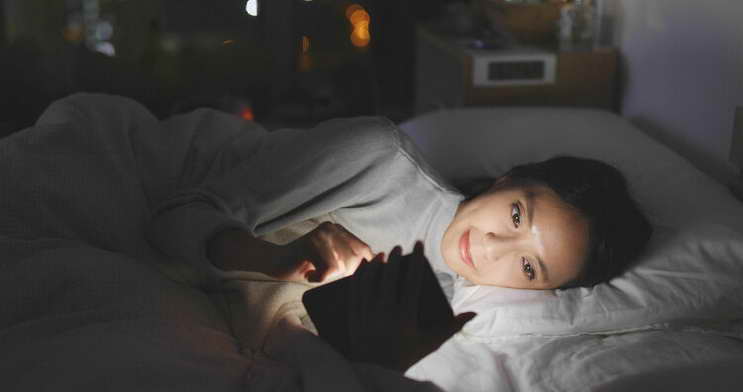 手機輻射致癌？睡覺時，手機放多遠才不傷身？科學研究告訴你答案