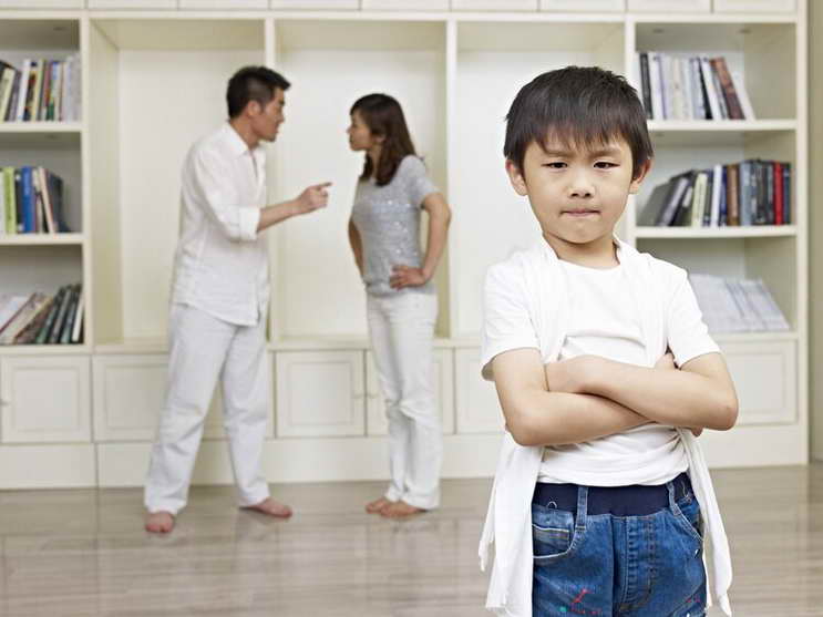 心理學家：如果你很自卑，可能童年有過4種經歷，不是你的錯
