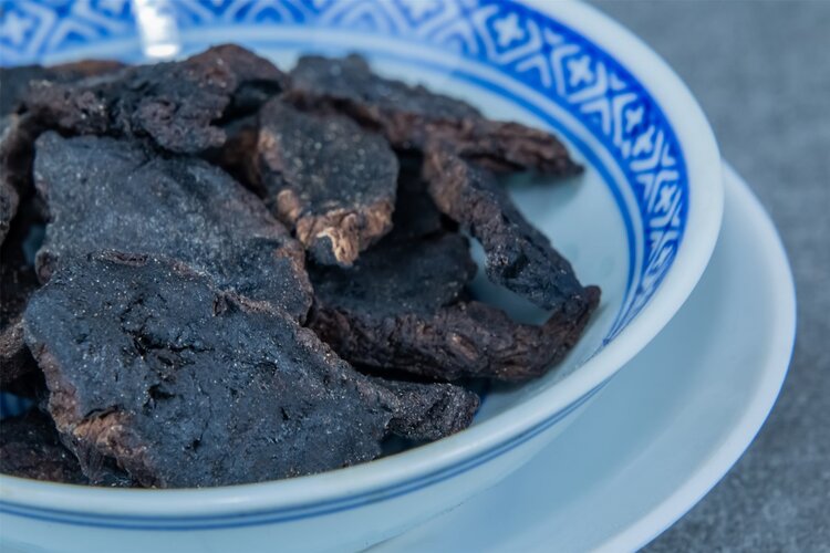 蛇越毒,酒越好?男子被酒中泡3个月的蛇咬中毒,为何蛇没有死? 蛇越毒,酒越好?男子被酒中泡3个月的蛇咬中毒,为何蛇没有死?